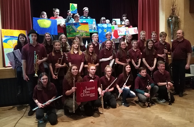25-jähriges Jubiläum: Das Jugendblasorchester der Kreismusikschule Verden und Mitglieder unserer Malgruppe gestalten die Veranstaltung